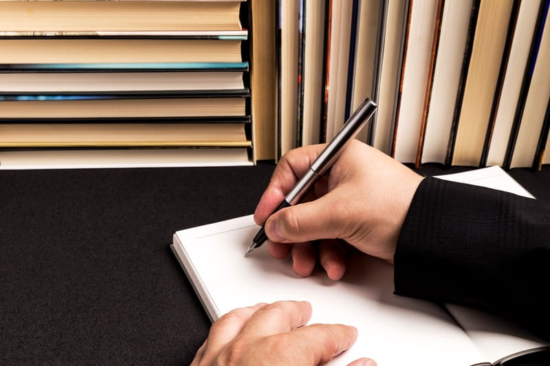Libro impreso sobre una mesa de lectura